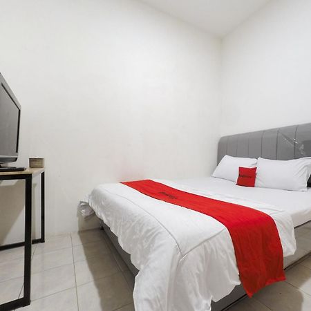 ホテル Reddoorz At Flamboyan Harapan Indah ブカシ エクステリア 写真
