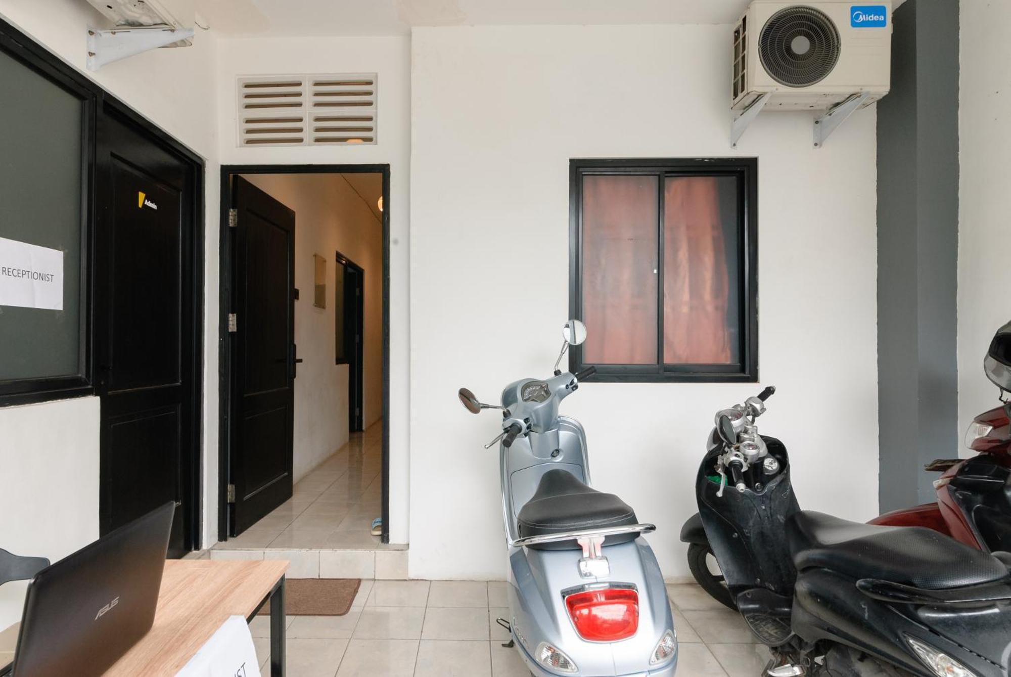 ホテル Reddoorz At Flamboyan Harapan Indah ブカシ エクステリア 写真
