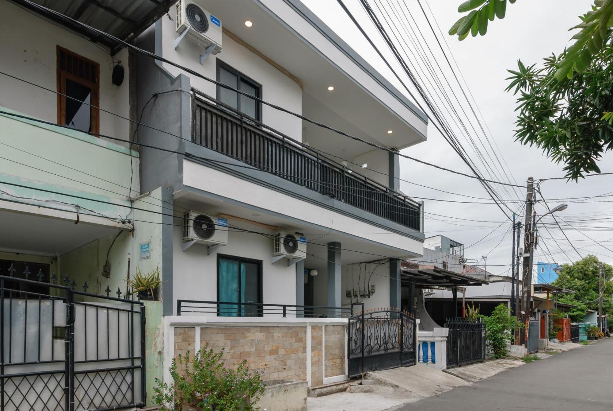 ホテル Reddoorz At Flamboyan Harapan Indah ブカシ エクステリア 写真