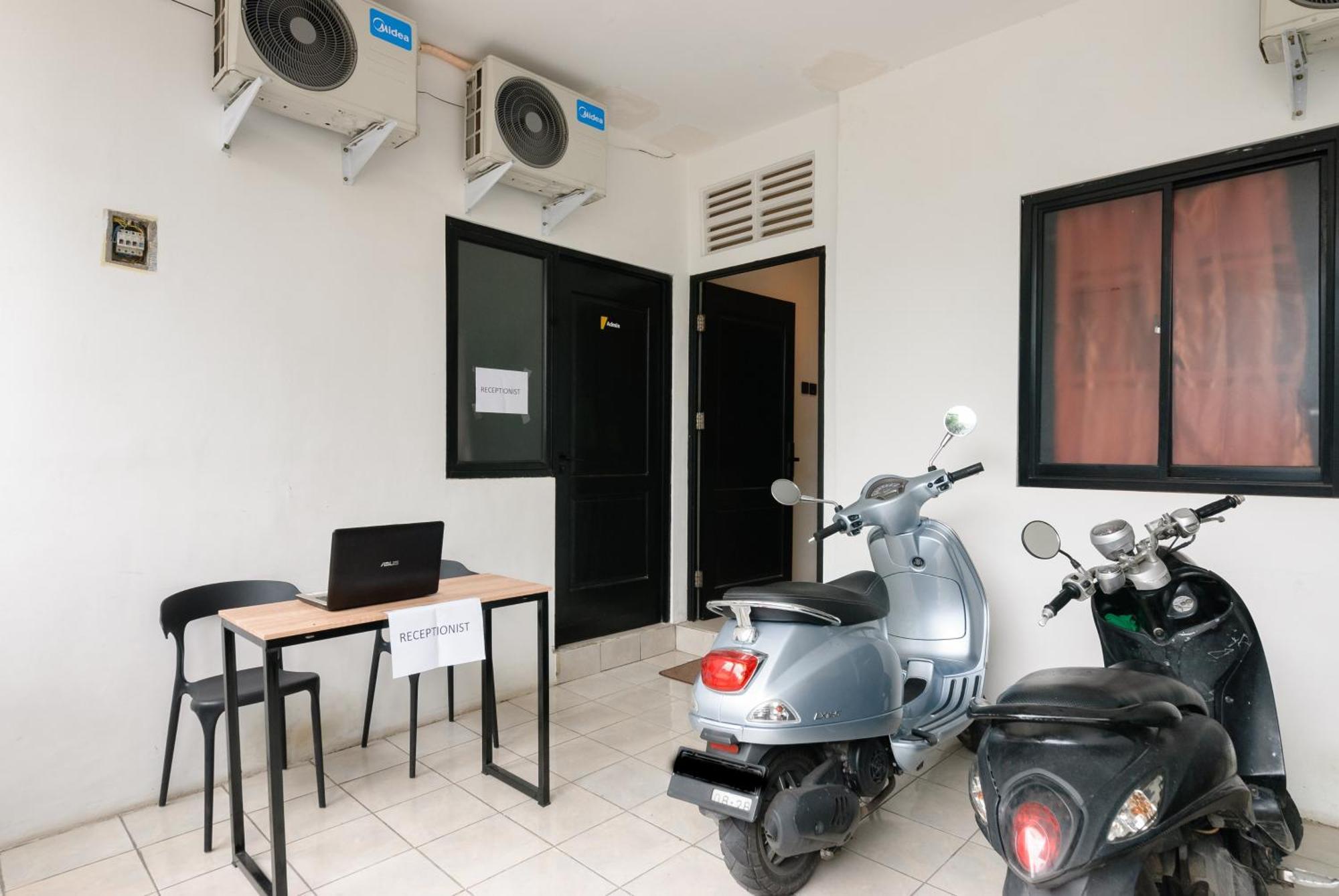 ホテル Reddoorz At Flamboyan Harapan Indah ブカシ エクステリア 写真