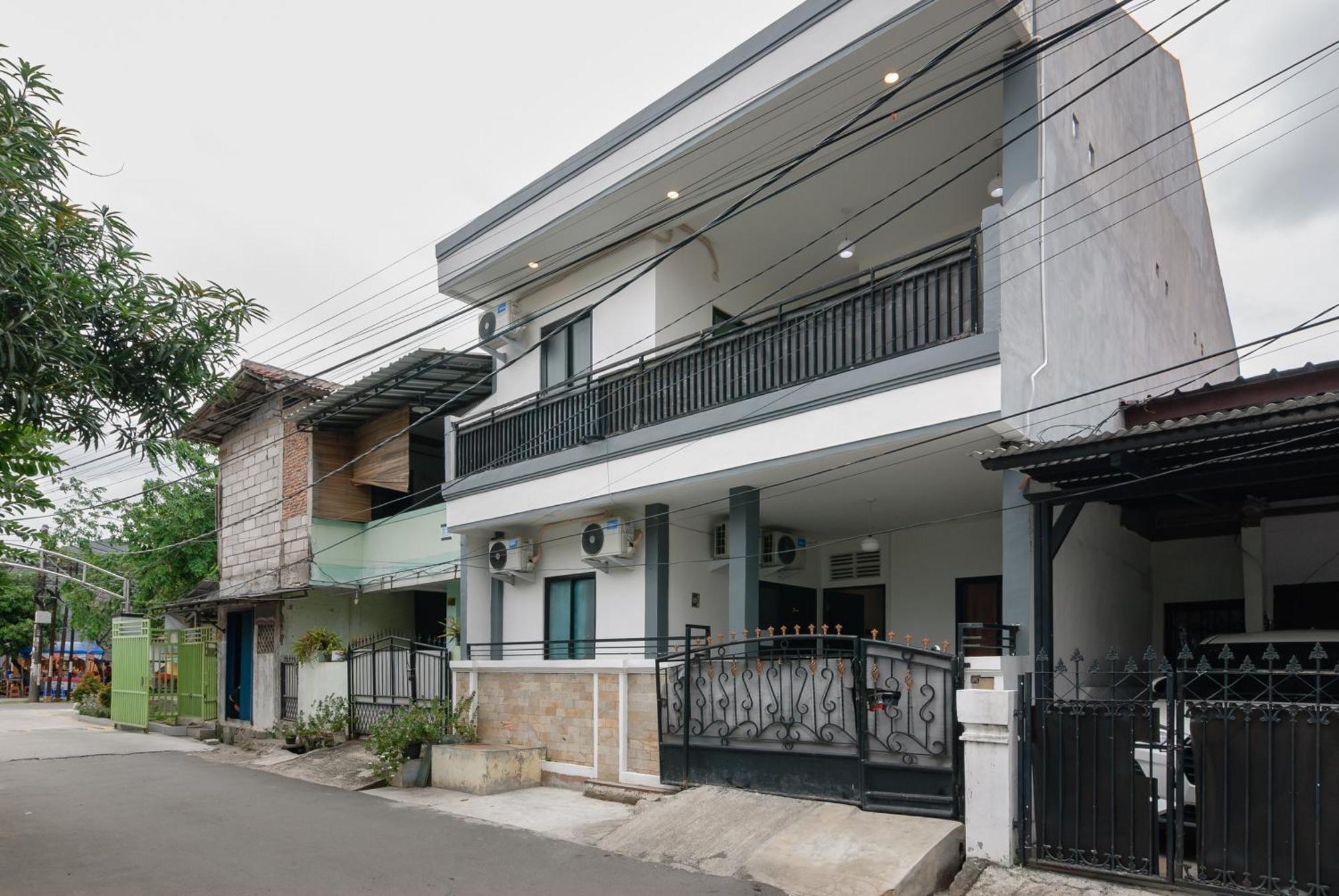 ホテル Reddoorz At Flamboyan Harapan Indah ブカシ エクステリア 写真
