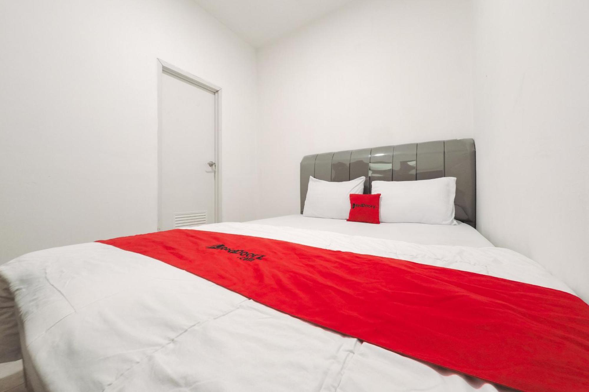ホテル Reddoorz At Flamboyan Harapan Indah ブカシ エクステリア 写真