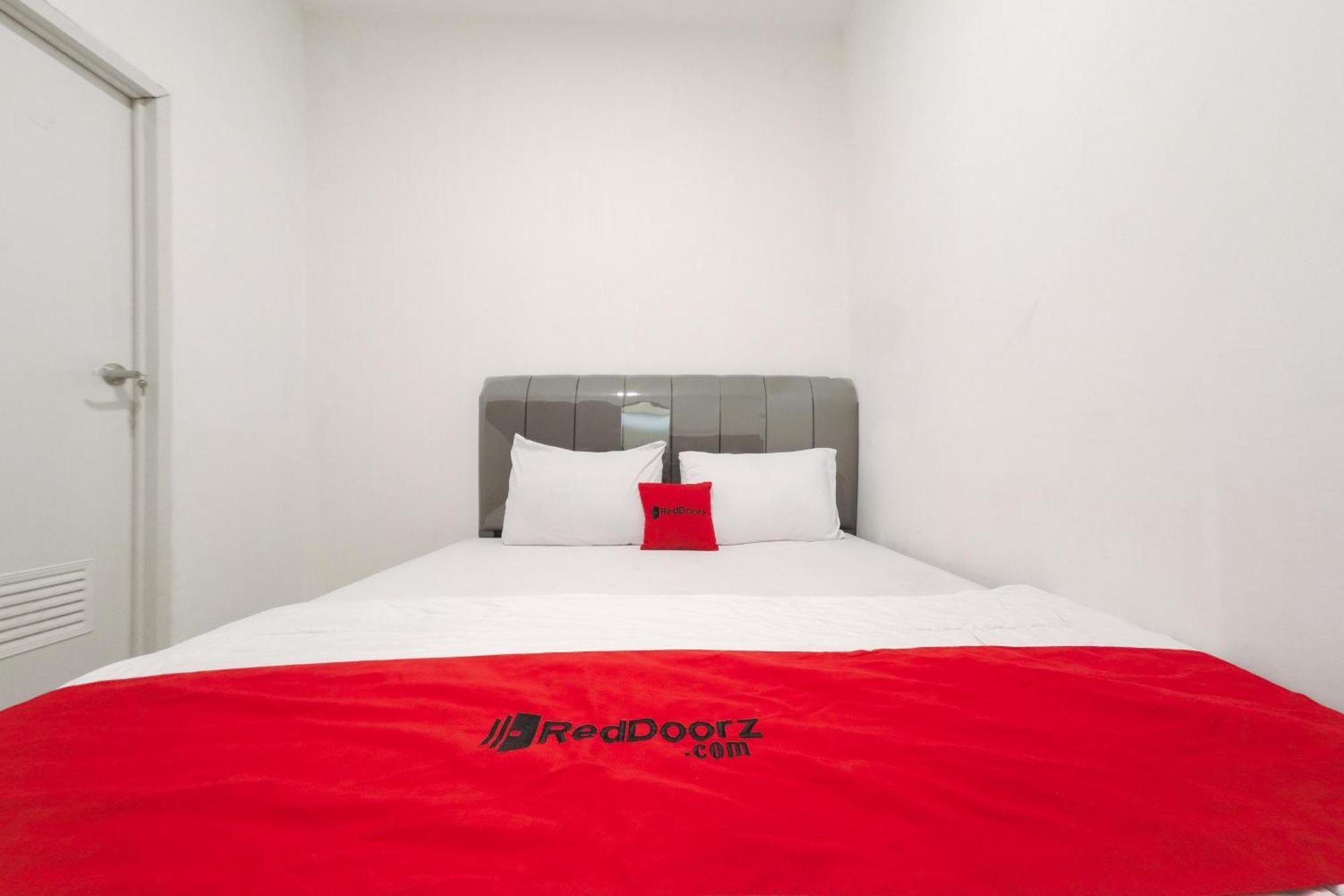 ホテル Reddoorz At Flamboyan Harapan Indah ブカシ エクステリア 写真