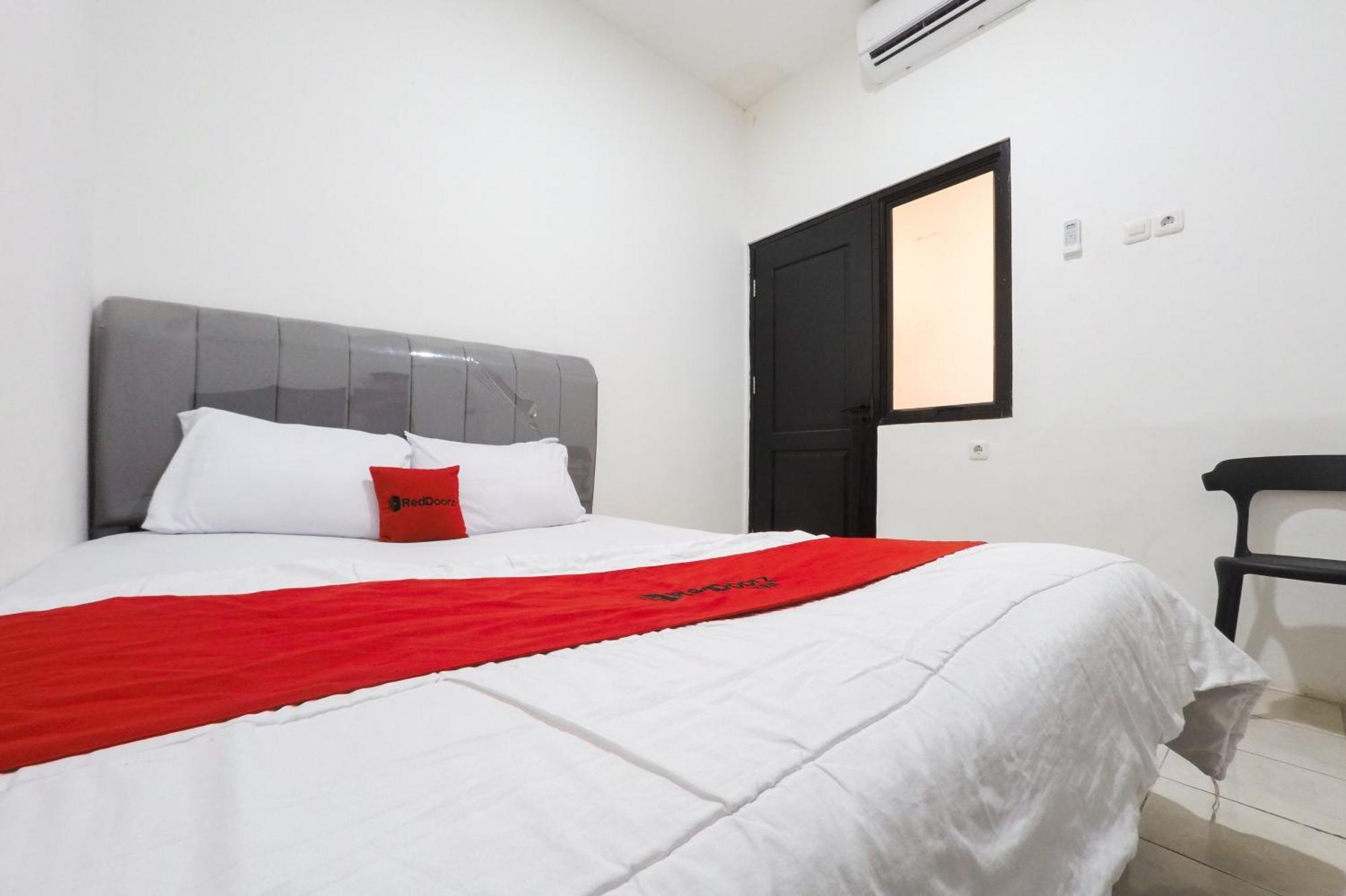 ホテル Reddoorz At Flamboyan Harapan Indah ブカシ エクステリア 写真