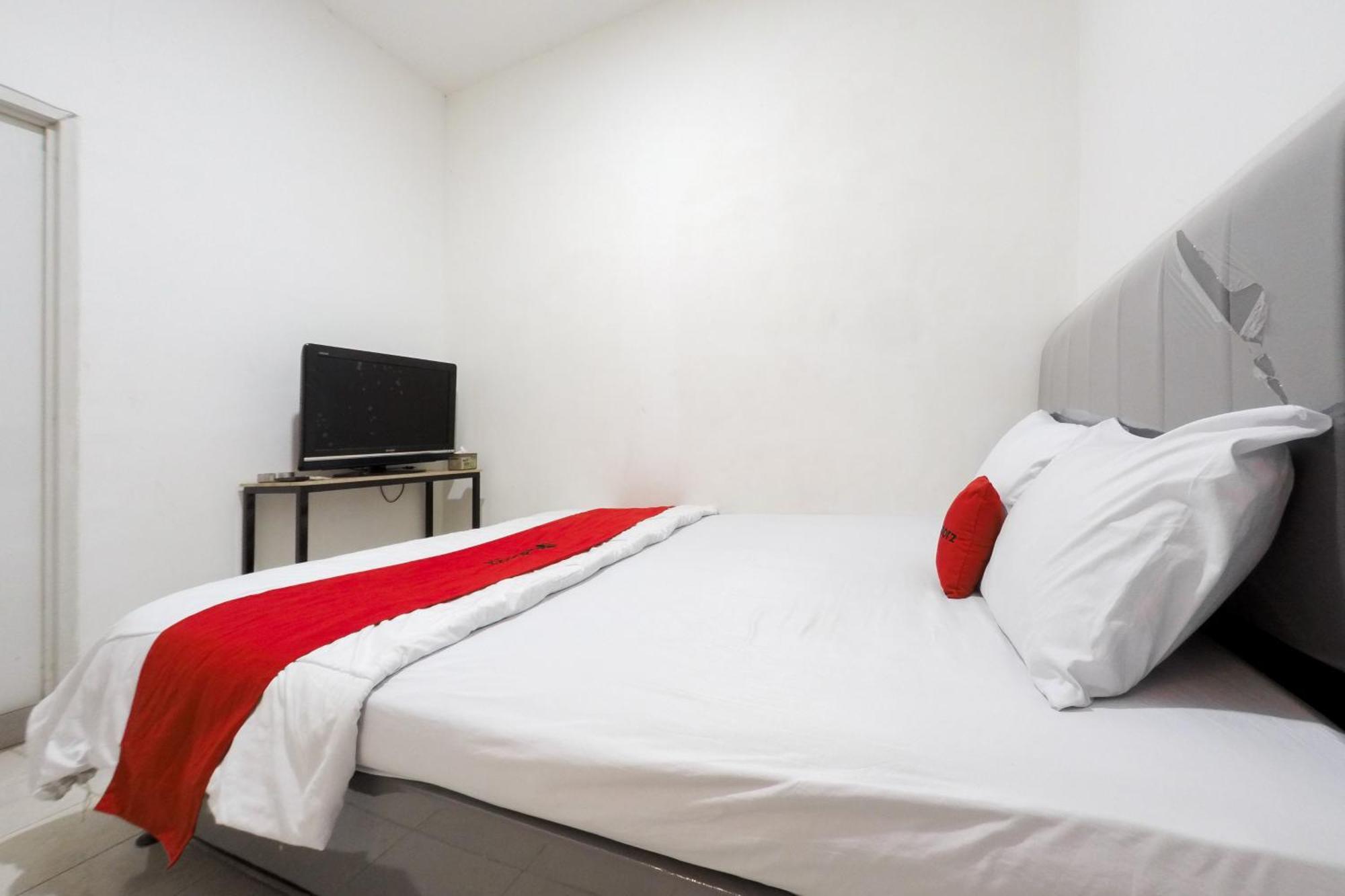 ホテル Reddoorz At Flamboyan Harapan Indah ブカシ エクステリア 写真