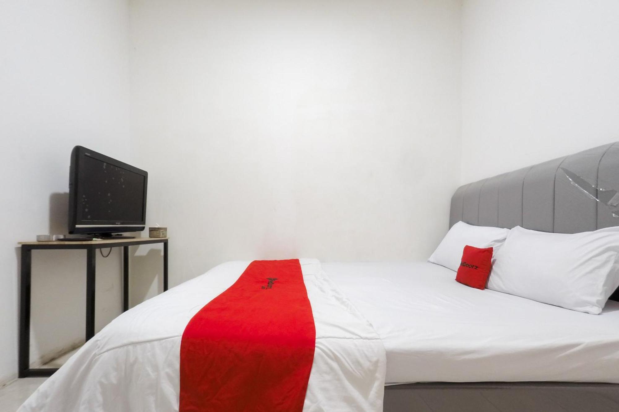 ホテル Reddoorz At Flamboyan Harapan Indah ブカシ エクステリア 写真